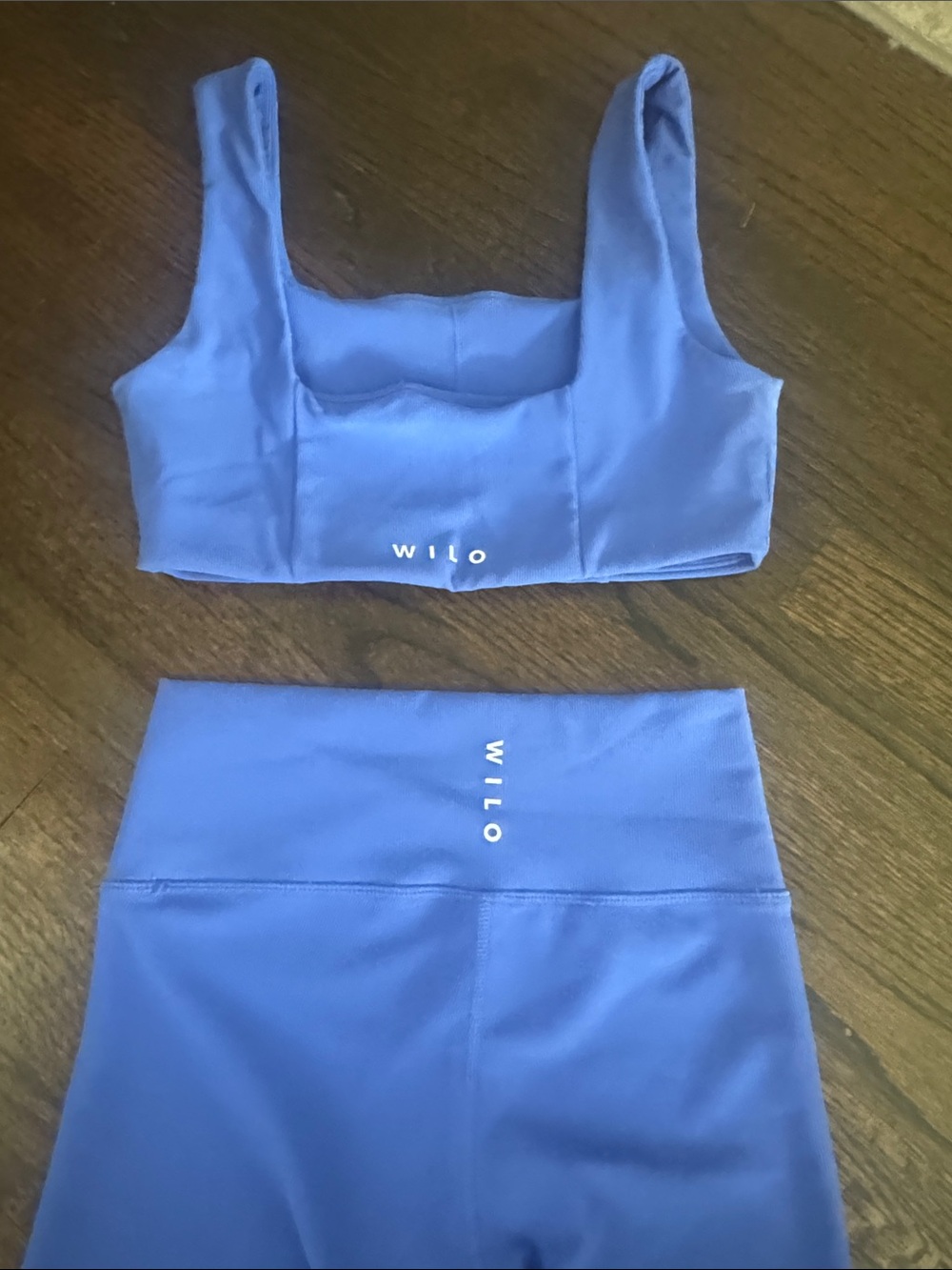 Woman activewear 2 piece short set like new wilo the brand size small - Picture 3 of 3